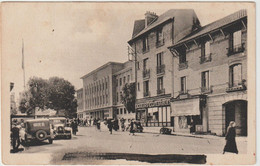 4937 POISSY - La Rue Du Cep Et L'Hôtel De Ville BOUCHERIE DU MARCHE LIQUEURS COMESTIBLES Censuré Censored WW2 - Poissy