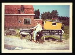 Orig. Color Foto 70er Jahre Junge Frau + Kind Auf Dem Fahrrad In Domburg Am Wegweiser Vrouwenpolder, Noord Beveland - Domburg