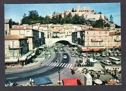 SISTERON (04 A-de-Hte-P.) Le Centre Ville, Entrée Du Tunnel Et La Citadelle, Le Marché (Cim, Combier N° 3.27.82.0562) - Sisteron