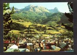 BARCELONNETTE (04 A-de-Hte-P.) Sur La Route Des Grandes Alpes La Ville Dominée Par Le Chapeau De Gendarme(Photoguy K.228 - Barcelonnette