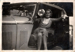 Grande Photo Originale Très Jolie Femme à La Descente De Son Coupé Cabriolet Roadster 1933 - Bugatti, Ford A, Citroën. - Coches