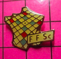 412D Pin's Pins / Beau Et Rare / THEME : JEUX / FRANCE HEXAGONE FFSc FEDERATION FRANCAISE DE SCRABBLE - Jeux