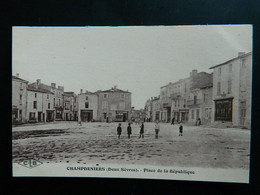 CHAMPDENIERS                                      PLACE DE LA REPUBLIQUE - Champdeniers Saint Denis