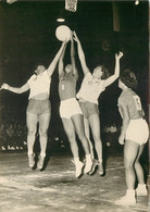 BASKET- BALL  Rencontre Entre Les équipes Tchecoslovaque Et Chinoise - Basketball