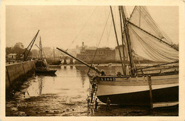 Concarneau * Le Bassin à Marée Basse * Bateau Pêche - Concarneau