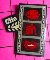 413c Pin's Pins / Beau Et Rare / THEME CINEMA / CLIO RENAULT PELLICULE - Cinéma