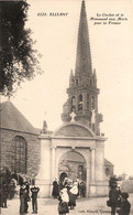 élliant * Le Clocher Du Village Et Le Monument Aux Morts Pour La France * Sortie De Messe ? - Elliant