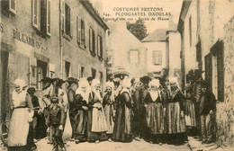 Plougastel Daoulas * Sortie De Messe Dans Une Rue Du Village * Coiffes Bretonnes * Villageois - Plougastel-Daoulas