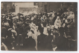 CARTE PHOTO : COMMUNION - COMMUNIANTES A LA SORTIE D' UNE EGLISE OU D'UNE CATHEDRALE - JEUNES FILLES ET LEUR MERE - R/V - Communion