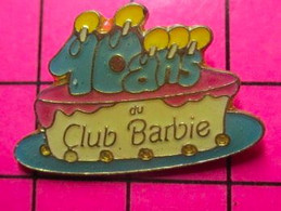 613g Pin's Pins / Beau Et Rare / THEME JEUX / POUPEE LES 10 ANS DU CLUB BARBIE GATEAU ANNIVERSAIRE - Jeux