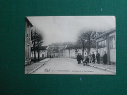 CPA FONTAINEBLEAU CASERNE DAMESME RUE DAMASME ET LE CAFE 1927 EXC ETAT - Fontainebleau