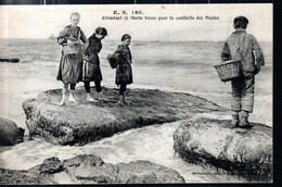 CPA FRANCE 1912 -  ILS ATTENDENT LA MAREE BASSE POUR LA CUEILLETTE DES MOULES - - Pesca