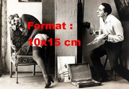 Reproduction D'une Photographie Ancienne D'une Jeune Femme Avec Bas Servant De Modèle à Un Peintre En 1920 - Sin Clasificación