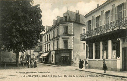 Château Du Loir * Un Côté De La Place De L'hôtel De Ville * Commerces Magasins * Villageois - Chateau Du Loir