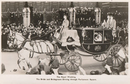 CARTE POSTALE PHOTO ORIGINALE ANCIENNE LE 6 JUIN 1953 THE ROYAL WEDDING DE SA MAJESTE QUEEN ELIZABETH PASSAGE PARLEMENT - Königshäuser