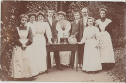 ROYAUME UNI - HARTLEY - Witney. Carte Photo Personnel Maison De Maitre Autour D'un Phonographe En 1909. - Sonstige & Ohne Zuordnung