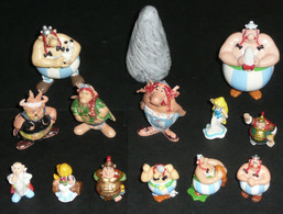 Lot 13 Figurines Plastique, Obélix Ordralfabetix Idéfix Menhir, Uderzo Goscinny, Kinder Plastoy - Astérix & Obélix