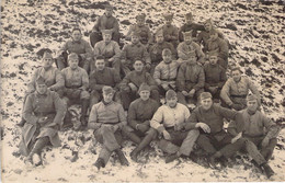 Carte Photo Régiment - Groupe De Soldats Assis Dans La Neige - Regiments