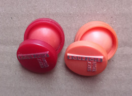 Lot De 2 Pin's Plastiques Poudrier Bourjois Pastel Joues (2 Couleurs Différentes) - Parfums