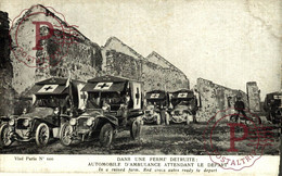 RARE Guerre 1914 -18: Dans Une Ferme Détruite, Automobile D'ambulance Attendant Le Départ RED CROSS CROIX ROUGE - Guerra 1914-18