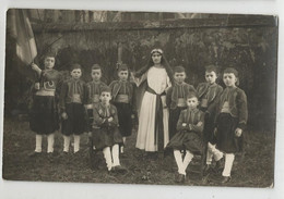 Carte Photo Groupe Enfants Zouaves Enfant Zouave Avec Drapeau Et Femme Brandissant Une épée Dans école En Tunisie 1932 - Zu Identifizieren