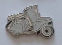 Pin's  Moto, Scooter  PEUGEOT  Gris  Signé  DIMO - Motos