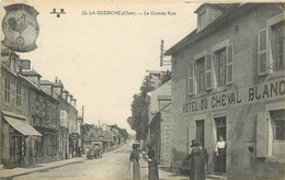 LA GUERCHE - La Grande Rue, Hôtel Du Cheval Blanc. - La Guerche Sur L'Aubois