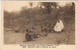 Niger   - Missions Africaines Lyon  150   Cours Gambetta  -  Missionnaire Faisant Le Catechisme Aux Lepreux - Niger