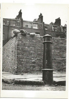 LONDON, Londres, Islington 1968 - Photo Richard Jordan - Enfant Endormi Sur Un Mur - Child Sleeping On The Wall - London Suburbs