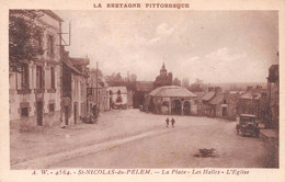 SAINT-NICOLAS-du-PELEM - La Place - Les Halles - L'Eglise - Saint-Nicolas-du-Pélem