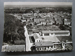 CP 11 Aude En Avion Au Dessus De ... BRAM - L'école Maternelle  , Vue Aérienne  écrite Et Timbrée 1962 - Bram