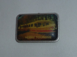 Pin's PENICHE HERRY TOURISME - Bateaux
