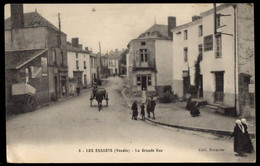 LES ESSARTS - Commerces Dans La GRANDE RUE Animée - Les Essarts