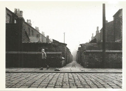 MANCHESTER, 1962, SAFFORD - Garçon Sur Le Trottoir, Maisons Accolées, Ruelle, Rue Pavée - Photo Richard Jordan - Manchester