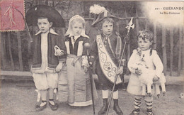 44. GUERANDE. CPA. ENFANTS COSTUMES. LA SAINTE ENFANCE. ANNEE 1908 + TEXTE - Guérande