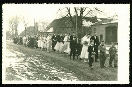 Orig. Foto Wie AK 50er Jahre, Hochzeit In Brandenburg, Bad Belzig / Raum Bad Belzig, Ortspartie Dorfstraße - Belzig