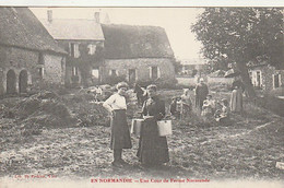 *** FERME  ***   Une Cour De Ferme Normande Neuve Excellent état - Farms