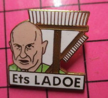 411e Pin's Pins / Beau Et Rare / THEME : CINEMA / BALAI ET BROSSE ETS LADOE - Cinéma