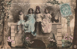 Photo-montage De Quatre Enfants  Assis Sur Un Pont - Gruppi Di Bambini & Famiglie