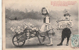 Photo De Deux Enfants, La Fillette Roulant Une Brouette De Fleurs Et Le Garçonnet Avec écriteau "BONNE FÊTE" - Gruppi Di Bambini & Famiglie