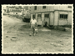 Orig. Foto 60er Jahre, Junger Mann Mit Kind In Samnaun Schweiz, Ortspartie, Schöne KfZ Oldtimer - Samnaun