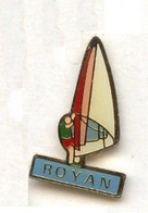 AA06 Pin's PLANCHE A VOILE ROYAN  Charente Maritime Achat Immédiat - Sailing, Yachting