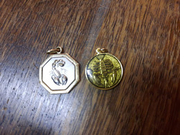 Deux Médailles Signe Du Scorpion - Pendentifs