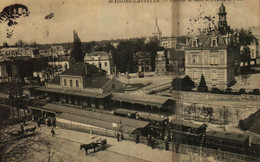 MAISONS-LAFFITTE - Vue Sur La Gare Avec Train Et L'Hotel De Ville - Maisons-Laffitte