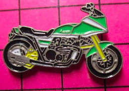 413c Pin's Pins / Beau Et Rare / THEME : MOTOS / GROSSE SPORTIVE VERTE ET BLANCHE - Motos