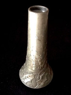 Art Nouveau  Vase XXème Etain Repoussé Sur La Panse P. Chaumette  Etain Garanti Pur - Tin