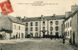 S6862 Cpa 29 Ploudalmezeau - Place Du Marché Au Blé Et Hospice St Julien - Ploudalmézeau