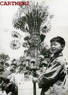 CHINA CHINE YOUNG CHINESE SALESMAN ON THE STREETS OF SHANGHAI COMMUNISME OLD PHOTO 1961 COMMUNISM - Chine