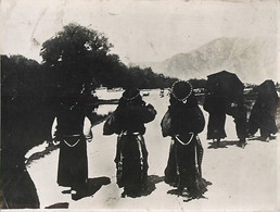 TIBET FEMMES EN COSTUMES DE CEREMONIE SE RENDANT DANS LA MONTAGNE POUR CELEBRER UN RITE SACRE THIBET CHINE CHINA - Tibet