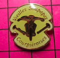 522 Pin's Pins / Beau Et Rare / THEME : MOTOS / CLUB VIEILLES SOUPAPES COURPIEROISES - Motos